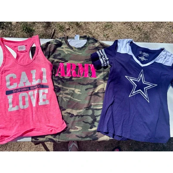 Lot of women's Medium T-shirts, button downs, hoodies, tank top & leggings - Picture 3 of 12